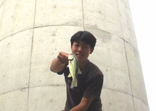 1尾目のバスを釣ったきんちゃん