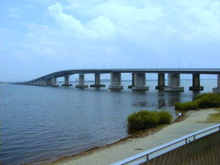 早朝の琵琶湖大橋