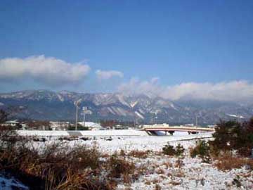 雪景色の琵琶湖岸